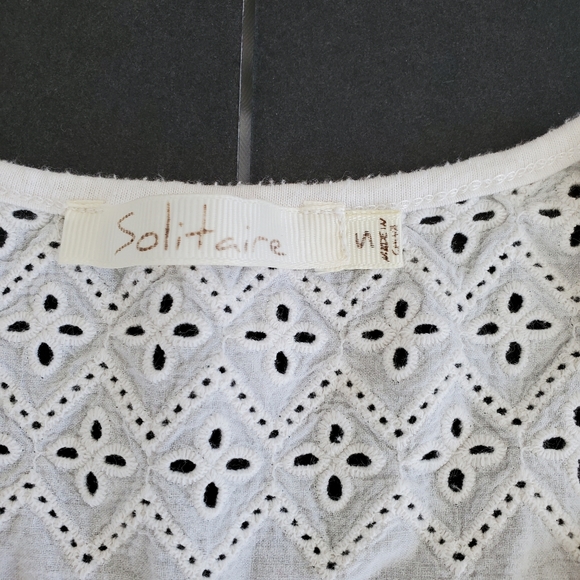 Solitaire small off-white cotton sleeveless top wit floral embroidery - Picture 3 of 10